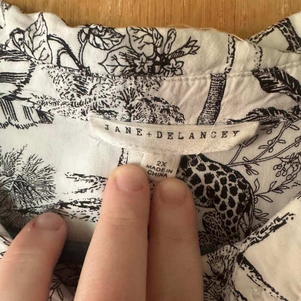Jane + Delancey Giraffe Print Button Up Shirt - Picture 3 of 3